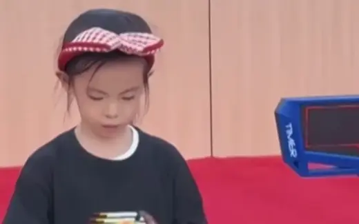 Šestogodišnja Kineskinja oborila rekord u slaganju Rubikove kocke (VIDEO)