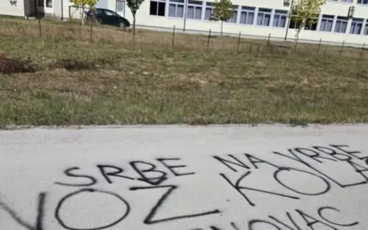 Skandalozni grafiti u Brčkom: Poruke mržnje i kod škole